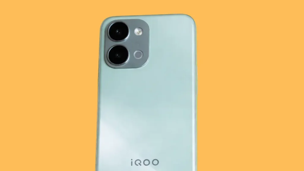 iQOO Z11x back camera design in prismatic green color